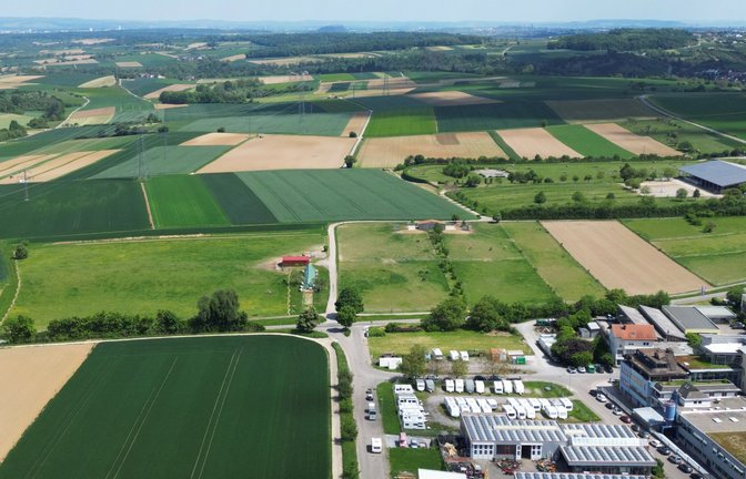 Auf der dunkelgrünen Ackerfläche an der Ecke Robert-Bosch-Straße und Auricher Straße soll der Norma entstehen.  Archivfoto: VKZ/Küppers