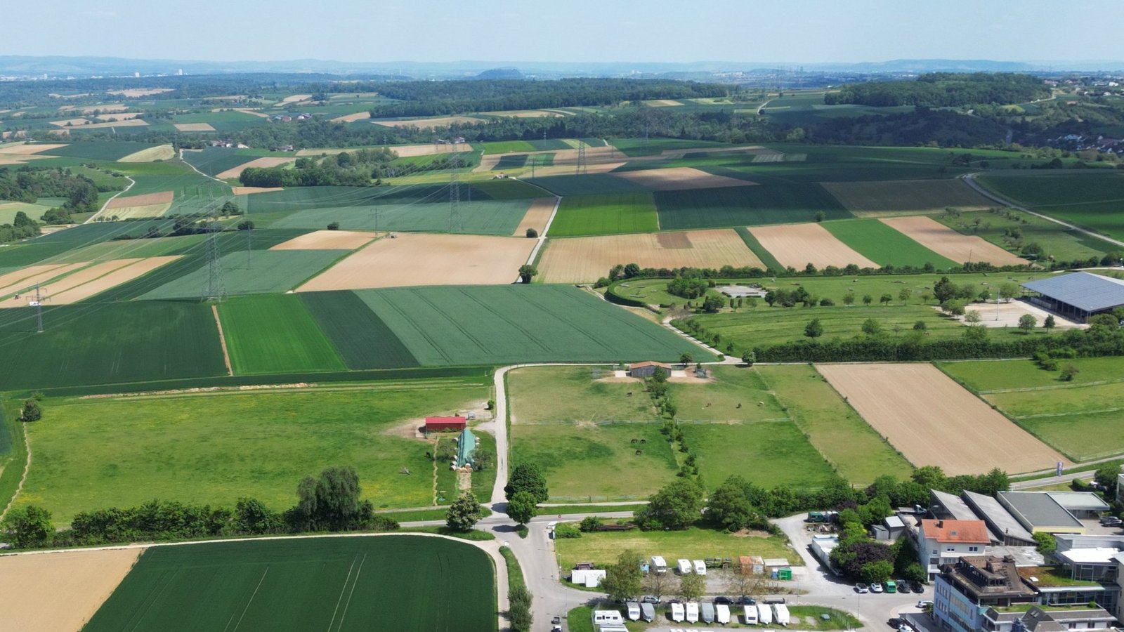Auf der dunkelgrünen Ackerfläche an der Ecke Robert-Bosch-Straße und Auricher Straße soll der Norma entstehen. Archivfoto: VKZ/Küppers Auf der dunkelgrünen Ackerfläche an der Ecke Robert-Bosch-Straße und Auricher Straße soll der Norma entstehen. Archivfoto: VKZ/Küppers