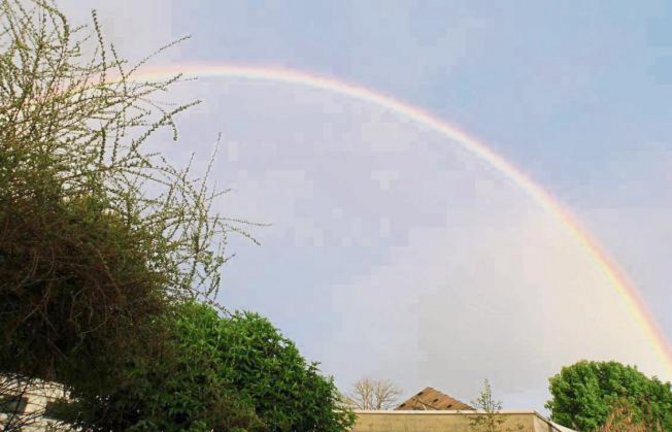 Am frühen Samstagmorgen spannte sich dieser Regenbogen über Vaihingen. Petra Becker drückte auf den Auslöser.