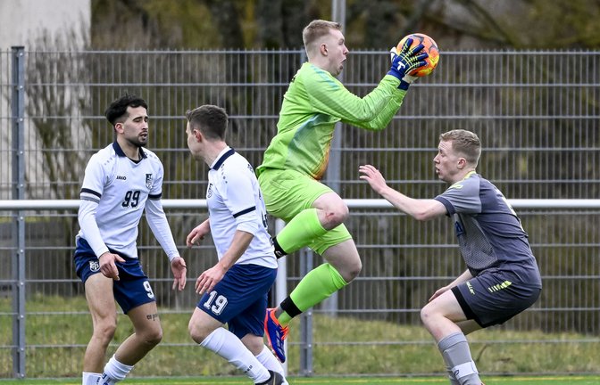 Kann Manuel Schuster (Zweiter von rechts) das Tor der SGM Hohenhaslach/Freudental gegen Illingen sauber halten?  <span class='image-autor'>Foto: Leitner</span>
