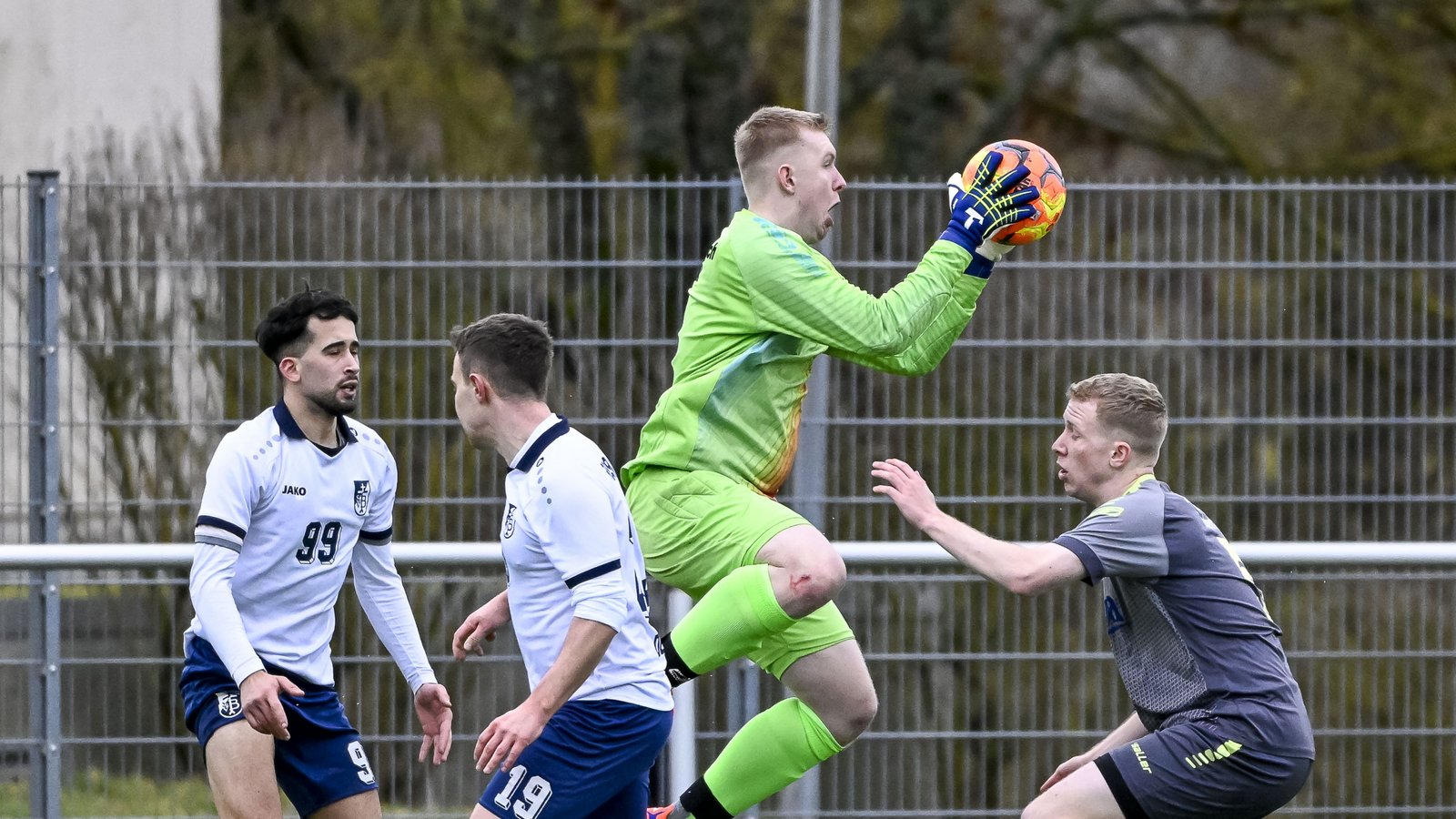 Kann Manuel Schuster (Zweiter von rechts) das Tor der SGM Hohenhaslach/Freudental gegen Illingen sauber halten? Foto: Leitner Kann Manuel Schuster (Zweiter von rechts) das Tor der SGM Hohenhaslach/Freudental gegen Illingen sauber halten? Foto: Leitner