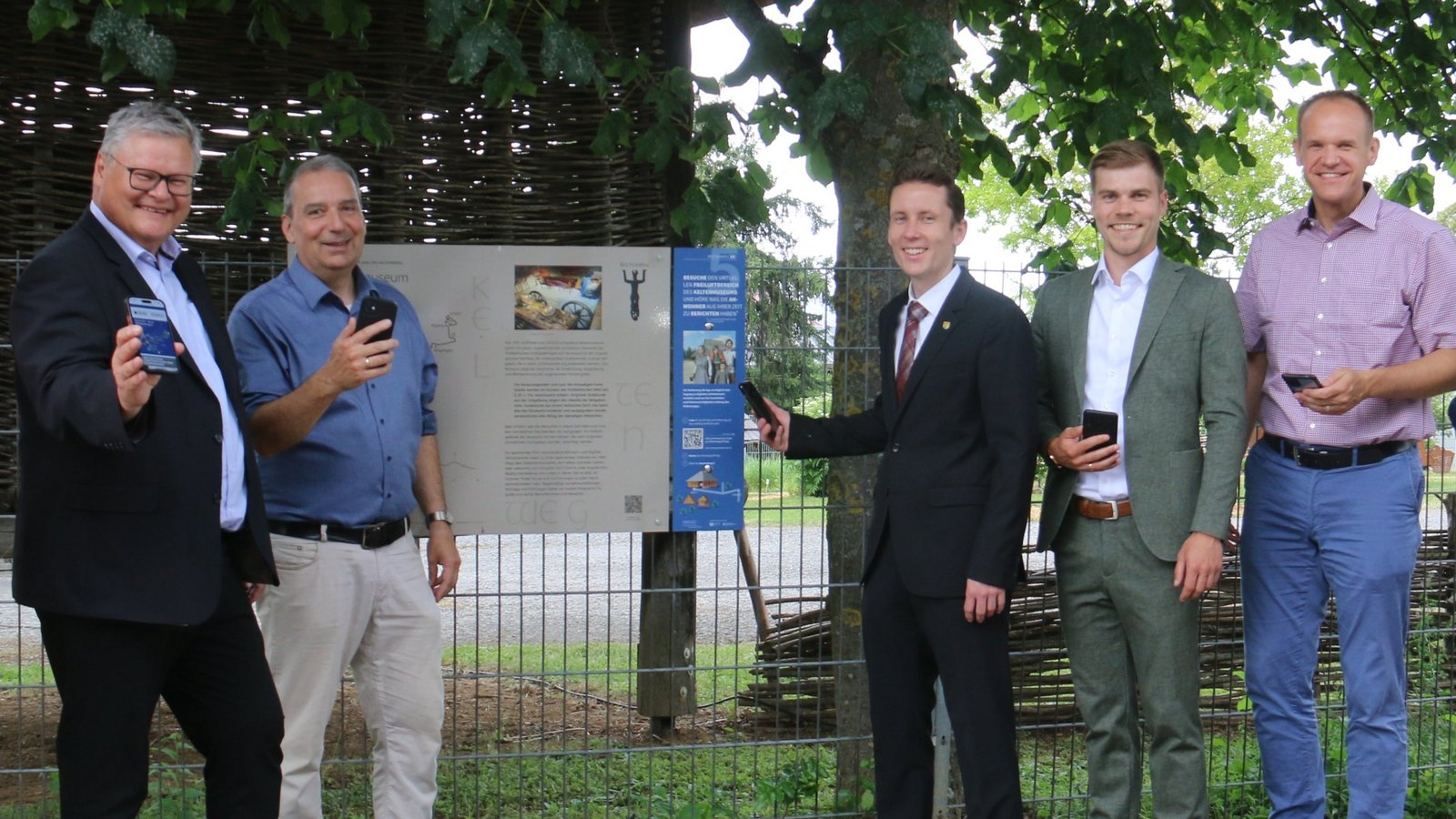 Bei der offiziellen Übergabe der Keltenweg AR-App im Keltenmuseum in Hochdorf mit dabei (von links): Inka Jessen, Kulturamtsleiterin aus Ditzingen; Andreas Schüle vom Ministerium für Wissenschaft, Forschung und Kunst; Prof. Dr. Thomas Knopf, Leiter des Hochdorfer Keltenmuseums; Carsten Willing, Eberdingens Bürgermeister; Felix Pfisterer, 1. Beigeordneter Schwieberdingen; Thomas Schäfer, Bürgermeister von Hemmingen und Christian Eiberger, Bürgermeister von Asperg. Foto: Rücker Bei der offiziellen Übergabe der Keltenweg AR-App im Keltenmuseum in Hochdorf mit dabei (von links): Inka Jessen, Kulturamtsleiterin aus Ditzingen; Andreas Schüle vom Ministerium für Wissenschaft, Forschung und Kunst; Prof. Dr. Thomas Knopf, Leiter des Hochdorfer Keltenmuseums; Carsten Willing, Eberdingens Bürgermeister; Felix Pfisterer, 1. Beigeordneter Schwieberdingen; Thomas Schäfer, Bürgermeister von Hemmingen und Christian Eiberger, Bürgermeister von Asperg. Foto: Rücker