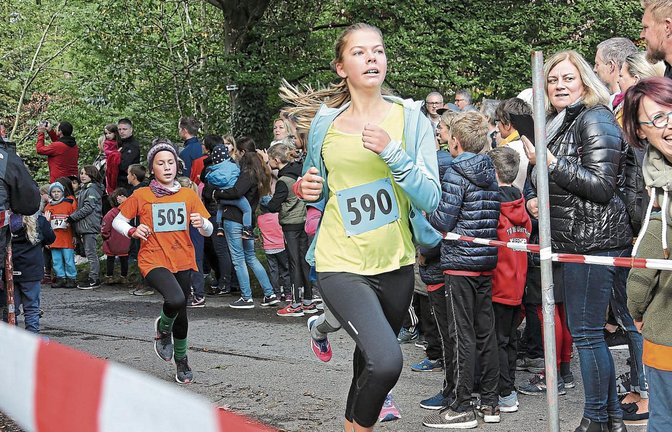 Gute Laune und gutes Wetter beherrschen die Stimmung beim Jubiläumslauf der SFG Serres, auch wenn der Andrang nicht an die Rekordzahlen aus dem vergangenen Jahr hinreicht. Fotos: Küppers