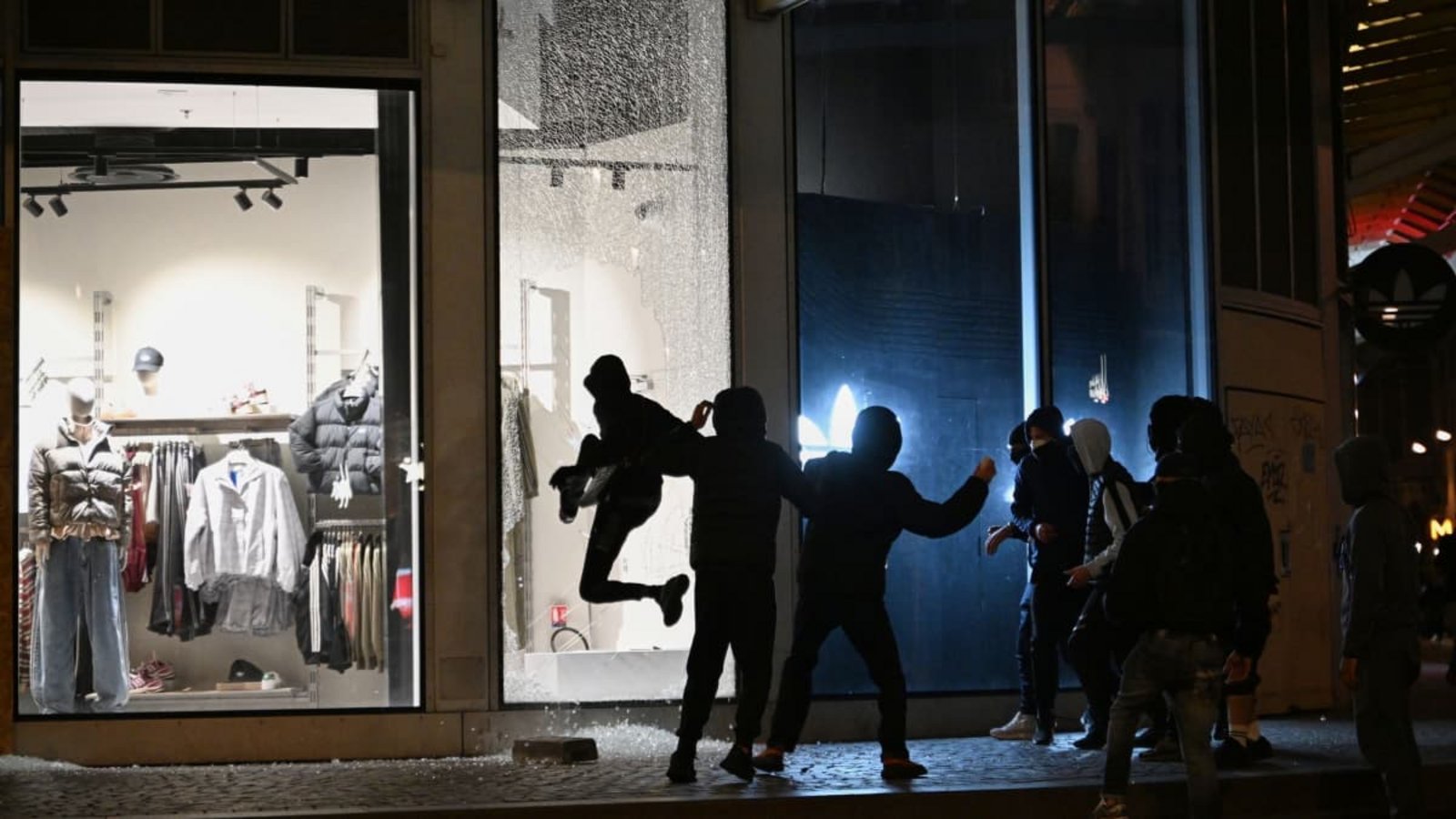 Proteste in Frankreich: Jugendliche zerschlagen bei Zusammenstößen zwischen Demonstranten und der Polizei in Paris eine Schaufensterscheibe.Emma Da Silva/AP/dpa Proteste in Frankreich: Jugendliche zerschlagen bei Zusammenstößen zwischen Demonstranten und der Polizei in Paris eine Schaufensterscheibe.Emma Da Silva/AP/dpa