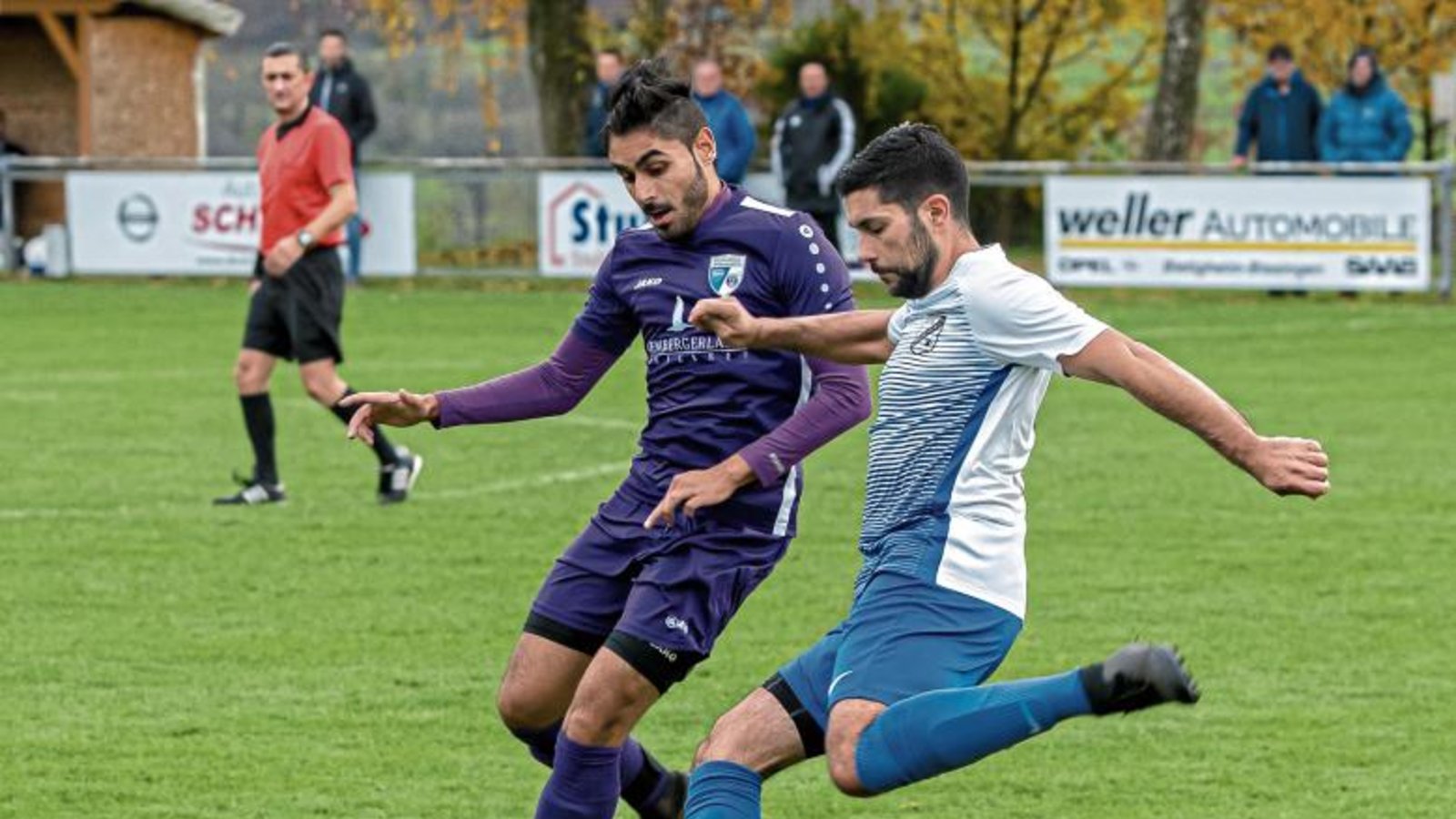 Die SGM Roßwag/Mühlhausen mit Yassin Uddin (links) hat dem TSV Häfnerhaslach (rechts Nelson Caldas) am Samstag drei Punkte vom Heiligenberg entführt. Foto: Bürkle