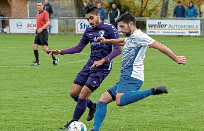 Die SGM Roßwag/Mühlhausen mit Yassin Uddin (links) hat dem TSV Häfnerhaslach (rechts Nelson Caldas) am Samstag drei Punkte vom Heiligenberg entführt. Foto: Bürkle
