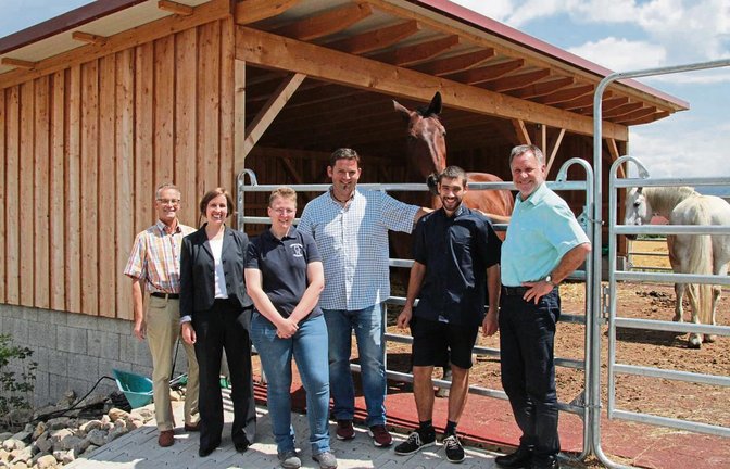 Bernhard Reisch vom Landwirtschaftsamt des Enzkreises, Kreisdezernentin Hilde Neidhardt, Conny Glöckler von der Landjugend, Hofinhaber Andreas Weigel, Landjugendvorsitzender Marcel Gerst und Jürgen Krepp, der Leiter des Landwirtschaftsamtes (von links), haben für die Gäste des Pferdehofs am 24. Juli ein interessantes Programm zusammengestellt.  Foto: Banholzer