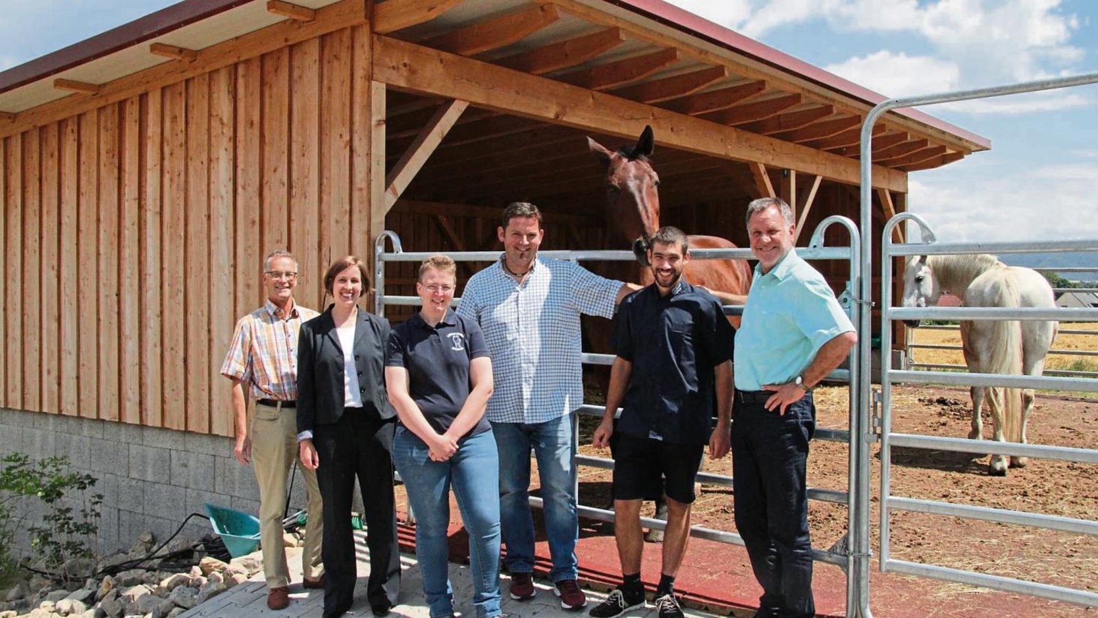 Bernhard Reisch vom Landwirtschaftsamt des Enzkreises, Kreisdezernentin Hilde Neidhardt, Conny Glöckler von der Landjugend, Hofinhaber Andreas Weigel, Landjugendvorsitzender Marcel Gerst und Jürgen Krepp, der Leiter des Landwirtschaftsamtes (von links), haben für die Gäste des Pferdehofs am 24. Juli ein interessantes Programm zusammengestellt.  Foto: Banholzer
