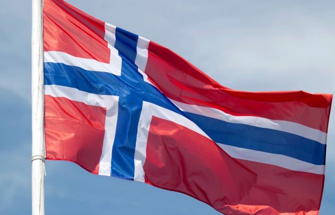 Die Nationalflagge von Norwegen (Symbolbild).<span class='image-autor'>Patrick Pleul/dpa-Zentralbild/dpa</span>
