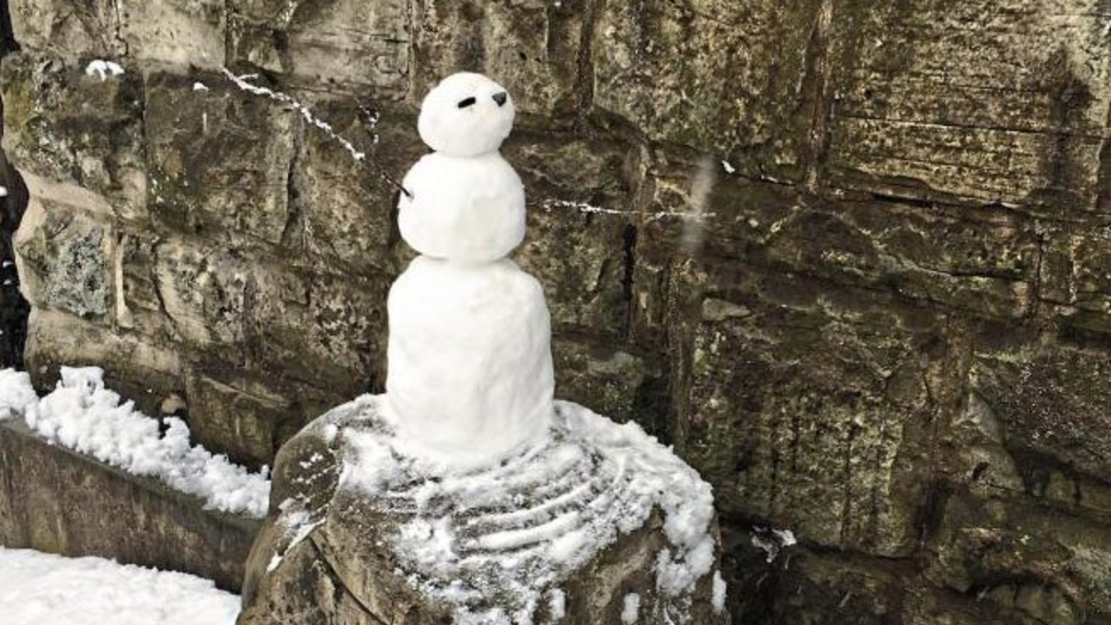Den kleinen Schneemann am Eselsburgturm in Ensingen hat Klaus-Peter Hilgers entdeckt. Wahrscheinlich soll er eventuelle Einbrecher vertreiben, lautet seine Vermutung. Den kleinen Schneemann am Eselsburgturm in Ensingen hat Klaus-Peter Hilgers entdeckt. Wahrscheinlich soll er eventuelle Einbrecher vertreiben, lautet seine Vermutung.