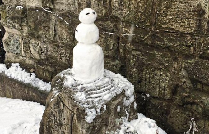 Den kleinen Schneemann am Eselsburgturm in Ensingen hat Klaus-Peter Hilgers entdeckt. Wahrscheinlich soll er eventuelle Einbrecher vertreiben, lautet seine Vermutung.