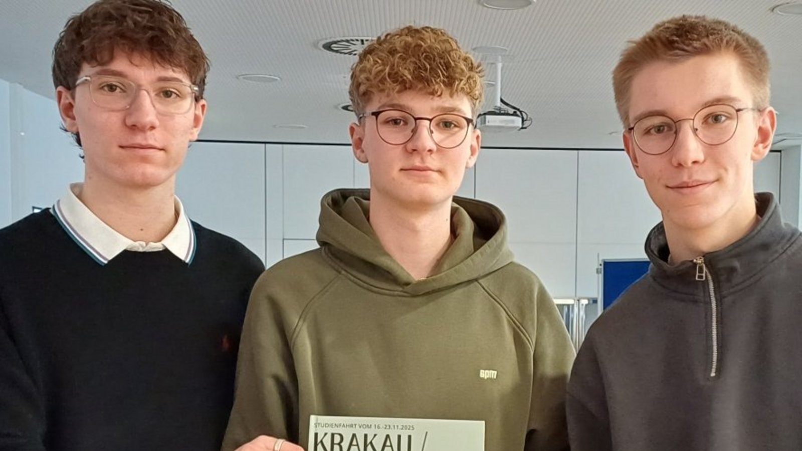 Jaron, Lennart und Arne (von links) waren schon bei einer Studienfahrt in Auschwitz, die Eindrücke wurden in einem Buch festgehalten.