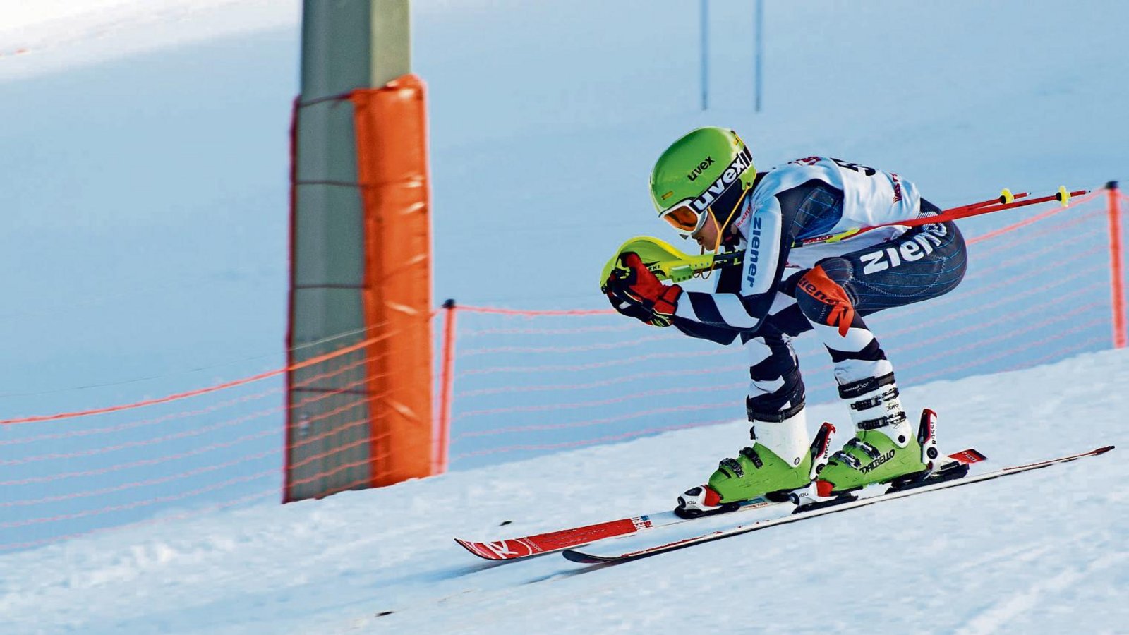 In die Abfahrtshocke – und runter den Berg: Beim Schneesportfestival will der Schwäbische Skiverband die Kinder für den Wintersport begeistern. Fotos: Alexander Saur In die Abfahrtshocke – und runter den Berg: Beim Schneesportfestival will der Schwäbische Skiverband die Kinder für den Wintersport begeistern. Fotos: Alexander Saur