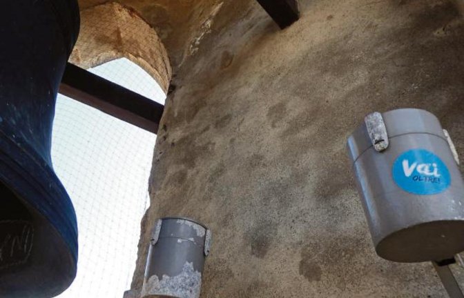 Was mag wohl in einem Glockenturm in Volterra bei Florenz dieser Aufkleber mit den Buchstaben „Vai“ zu suchen haben, fragt sich unsere Leserin Iris Ellenberger.