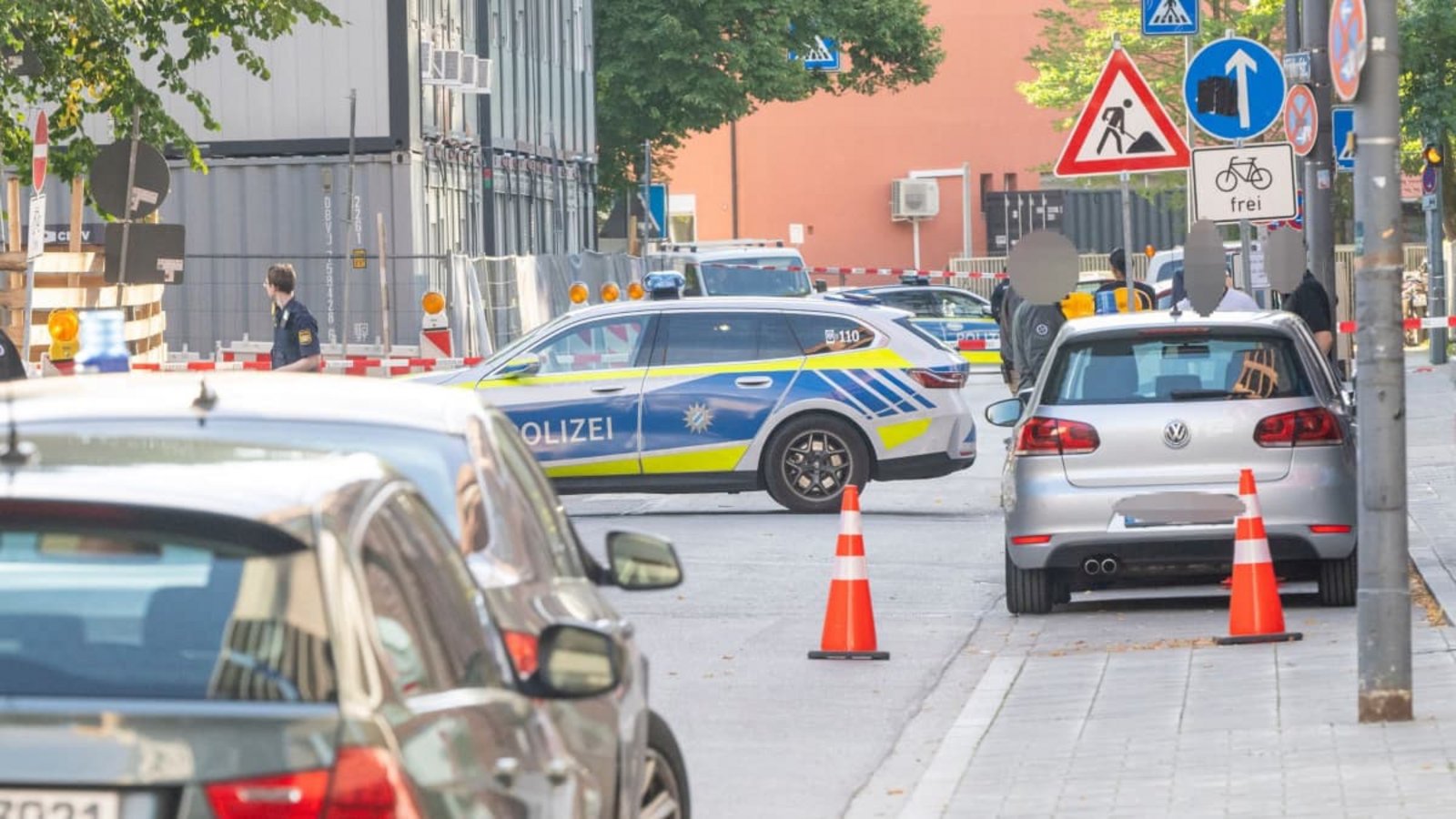Polizei riegelt unweit des Ostbahnhofs eine Straße ab. Nach einer Brandattacke auf eine Baustelle in München vermutet das Bayerische Landeskriminalamt (LKA) einen Anschlagsversuch gegen ein Unternehmen aus dem Rüstungsbereich.Peter Kneffel/dpa Polizei riegelt unweit des Ostbahnhofs eine Straße ab. Nach einer Brandattacke auf eine Baustelle in München vermutet das Bayerische Landeskriminalamt (LKA) einen Anschlagsversuch gegen ein Unternehmen aus dem Rüstungsbereich.Peter Kneffel/dpa