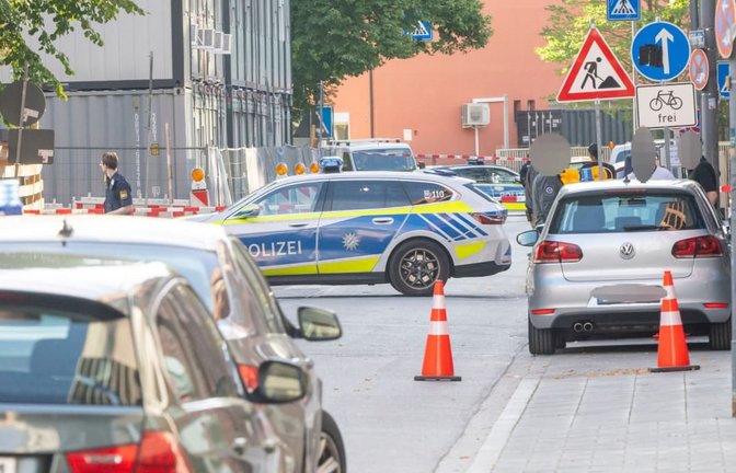 Polizei riegelt unweit des Ostbahnhofs eine Straße ab. Nach einer Brandattacke auf eine Baustelle in München vermutet das Bayerische Landeskriminalamt (LKA) einen Anschlagsversuch gegen ein Unternehmen aus dem Rüstungsbereich.<span class='image-autor'>Peter Kneffel/dpa</span>
