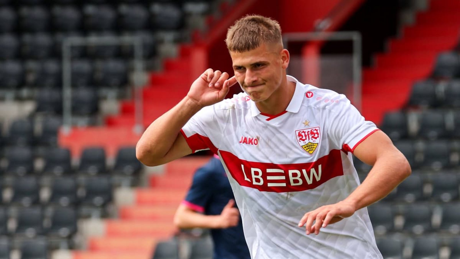 Enis Redzepi vom VfB Stuttgart hat einen Lauf - und nun auch einen neuen Vertrag.IMAGO/Alexander Keppler Enis Redzepi vom VfB Stuttgart hat einen Lauf - und nun auch einen neuen Vertrag.IMAGO/Alexander Keppler