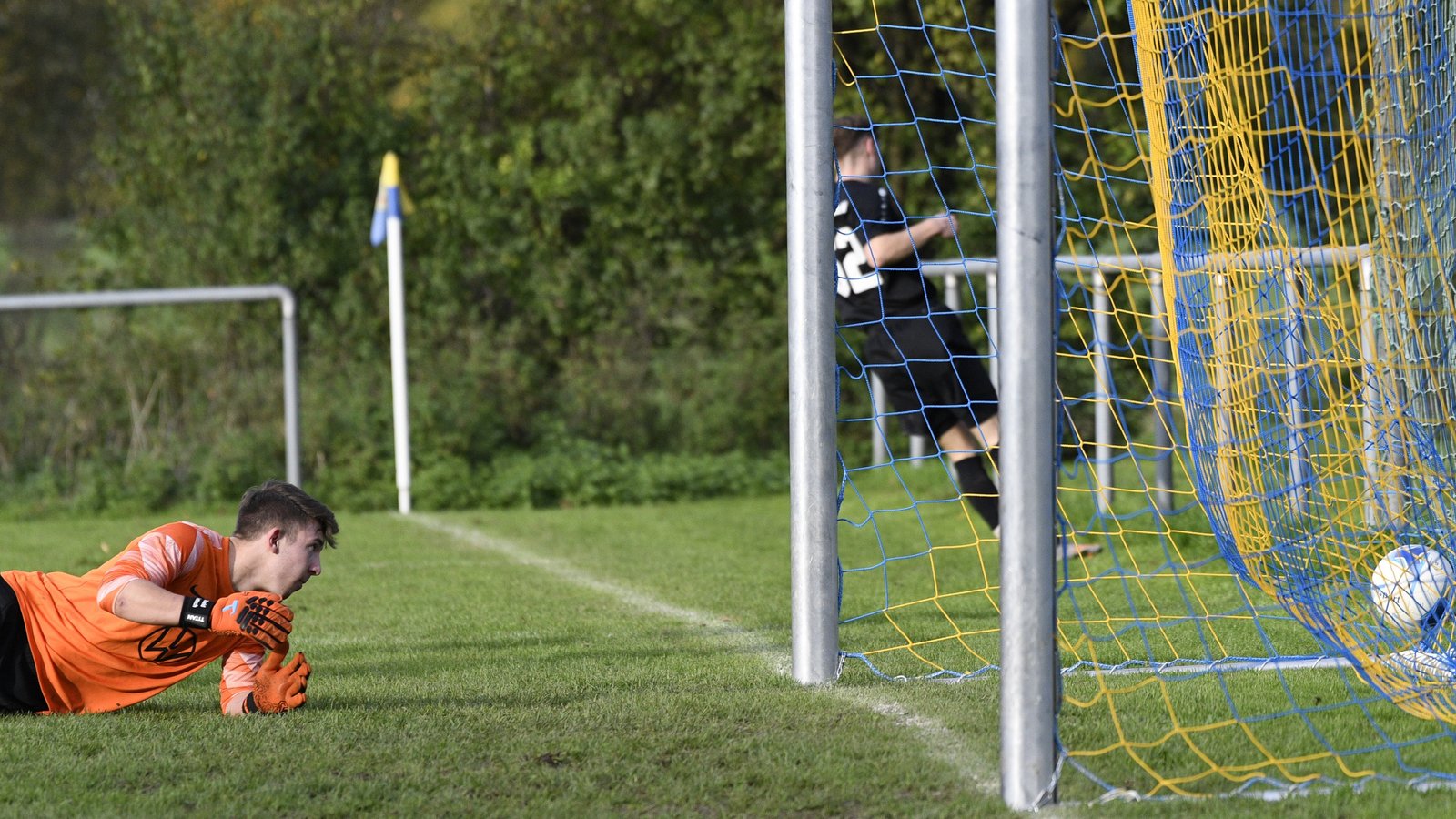 8:0-Heimsieg in Unterriexingen: Gästekeeper David Rutsch war schon nach dem 4:0 in der 15. Minute durch Joni Rodrigues Marques bedient. Foto: Leitner 8:0-Heimsieg in Unterriexingen: Gästekeeper David Rutsch war schon nach dem 4:0 in der 15. Minute durch Joni Rodrigues Marques bedient. Foto: Leitner