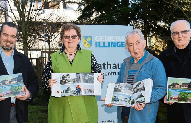 Redakteur Funke, Autorin Gaupp, Fotograf Krauth und Bürgermeisterstellvertreter Scheuermann (v. li.) präsentieren den Bildband. Foto: Rücker