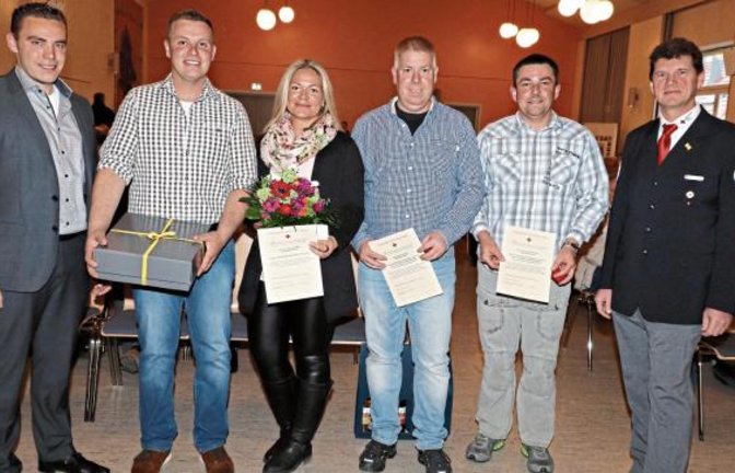Frank Wittendorfer (links) und Alexander Bez (rechts) zeichneten Sebastian und Christina Schmid, Steffen Reiff und Olaf Kappenstein (von links) aus.  Fotos: Gergen