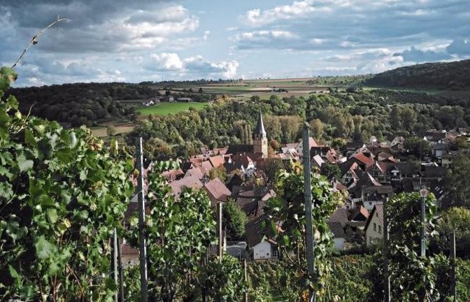 Roßwag bildet auch bei dunklen Wolken stets einen sehenswerten Anblick, wie unser Leser Roland Alt mit seinem Foto beweist.