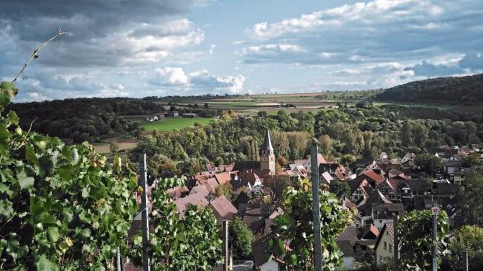 Roßwag bildet auch bei dunklen Wolken stets einen sehenswerten Anblick, wie unser Leser Roland Alt mit seinem Foto beweist. Roßwag bildet auch bei dunklen Wolken stets einen sehenswerten Anblick, wie unser Leser Roland Alt mit seinem Foto beweist.