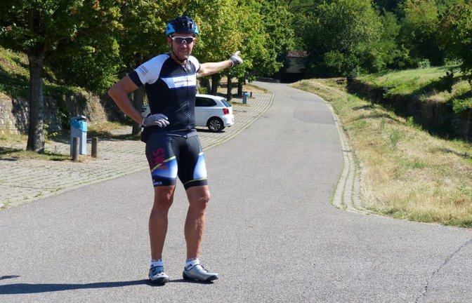 Oragnisator und Moderator Marc Sanwald gibt die Richtung vor. Er selbst tritt beim Rennen nicht in die Pedale. „Das ist mir zu steil“, sagt der 53-Jährige lachend.<span class='image-autor'>Michael Käfer</span>