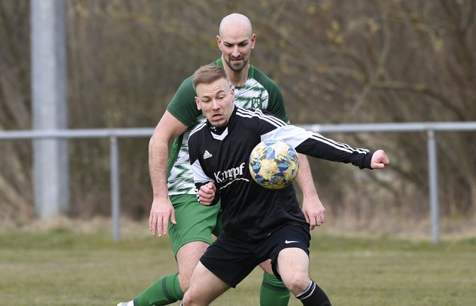 Riexingens Bastian Schaar (vorne) schirmt den Ball geschickt gegen Sersheims Vassilios Kostakis ab. Auch am Ende hatte die SGM die Nase vorn. <span class='image-autor'>Foto: Leitner</span>