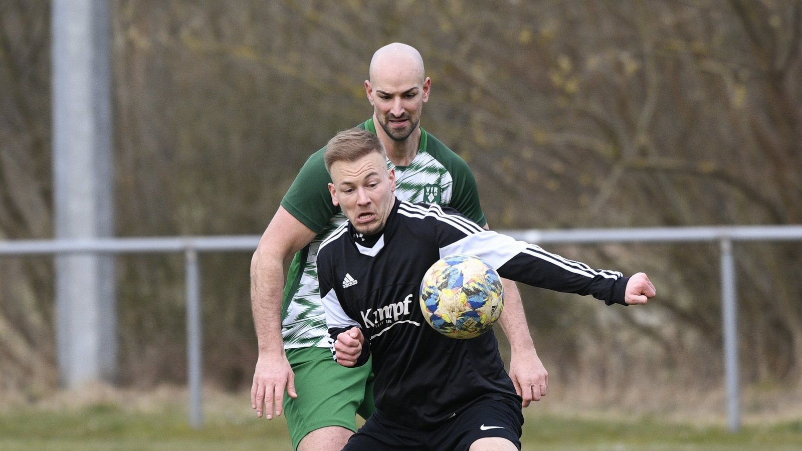 Riexingens Bastian Schaar (vorne) schirmt den Ball geschickt gegen Sersheims Vassilios Kostakis ab. Auch am Ende hatte die SGM die Nase vorn. Foto: Leitner Riexingens Bastian Schaar (vorne) schirmt den Ball geschickt gegen Sersheims Vassilios Kostakis ab. Auch am Ende hatte die SGM die Nase vorn. Foto: Leitner