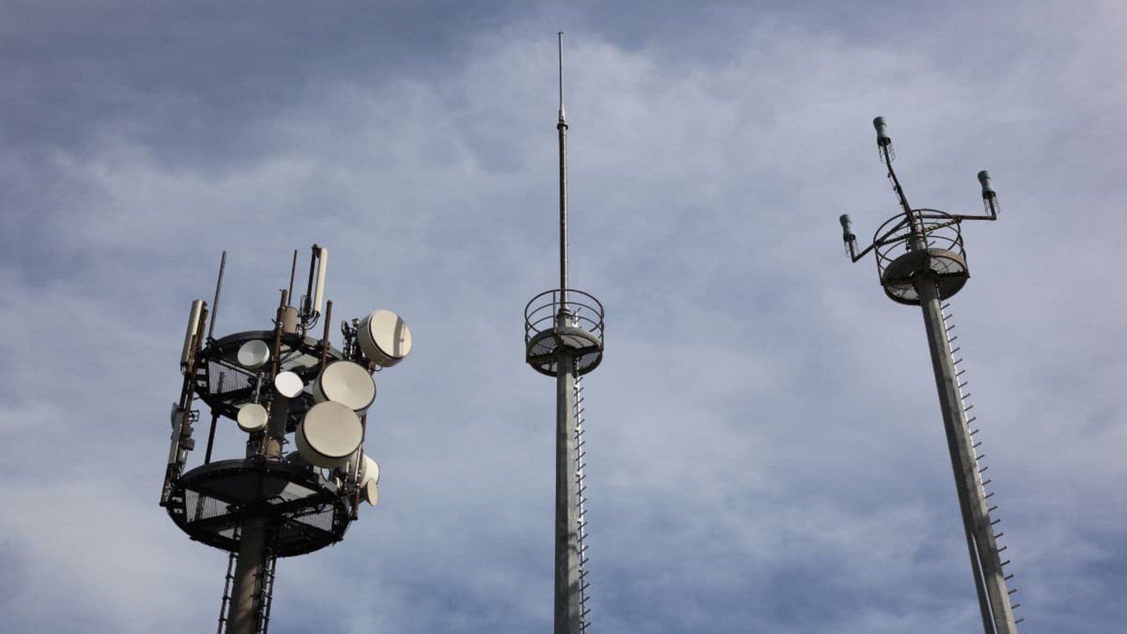 Hier werden bedrohliche Signale empfangen: Funkrelaisstation mit Antennenmasten auf der Wasserkuppe in Hessen (Symbolbild/Archiv).imago images/H. Tschanz-Hofmann Hier werden bedrohliche Signale empfangen: Funkrelaisstation mit Antennenmasten auf der Wasserkuppe in Hessen (Symbolbild/Archiv).imago images/H. Tschanz-Hofmann