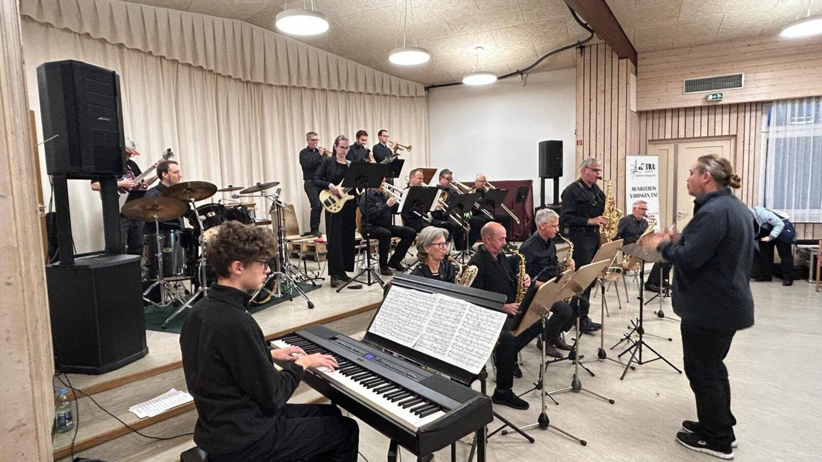 Musik liegt in der Luft: Die Big Band des MVV beim After Work Jazz.   Foto: p