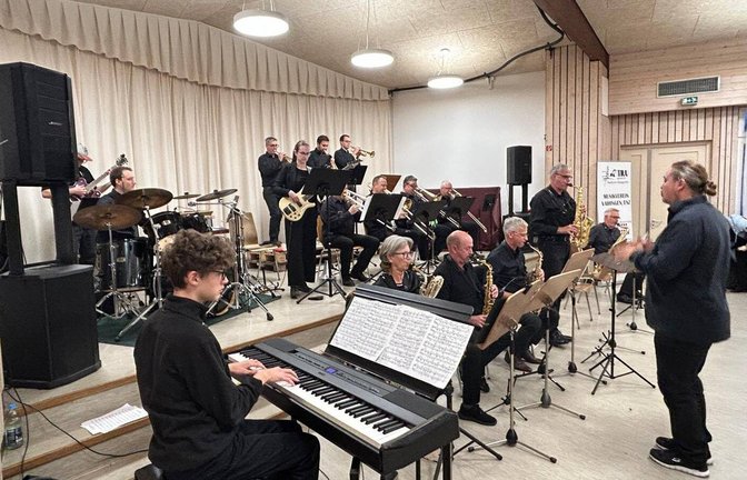 Musik liegt in der Luft: Die Big Band des MVV beim After Work Jazz.   Foto: p