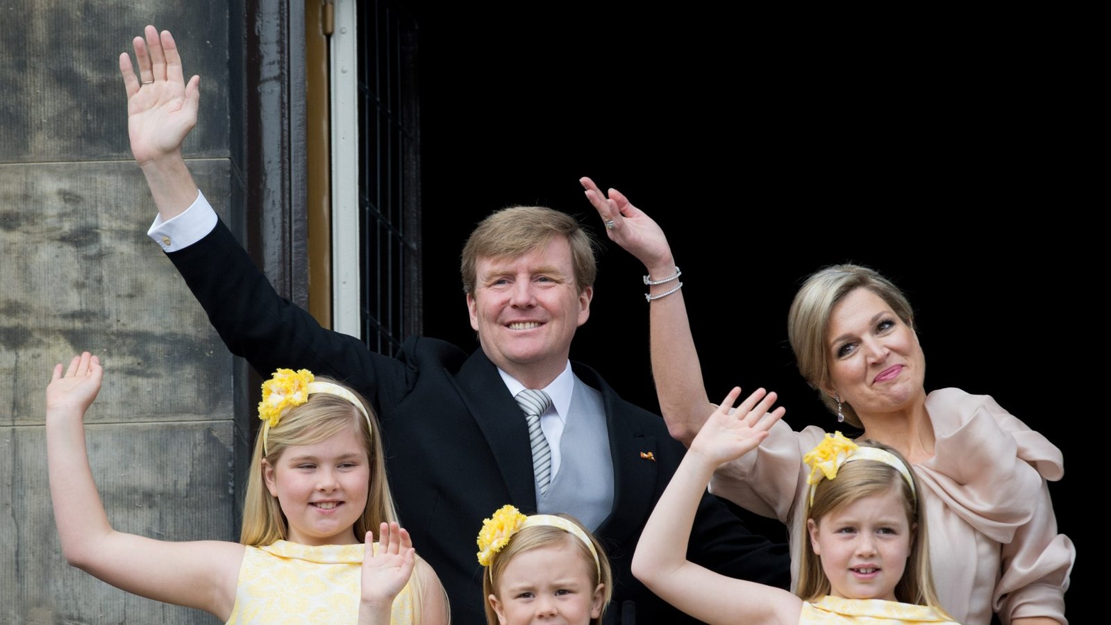 Der neue niederländische König Willem-Alexander und Königin Maxima winken zusammen mit ihren Töchtern (von links nach rechts) Kronprinzessin Amalia, Prinzessin Ariane und Prinzessin Alexia vom Balkon des Königspalasts am Dam-Platz in Amsterdam.Foto: picture alliance / dpa | Boris Roessler