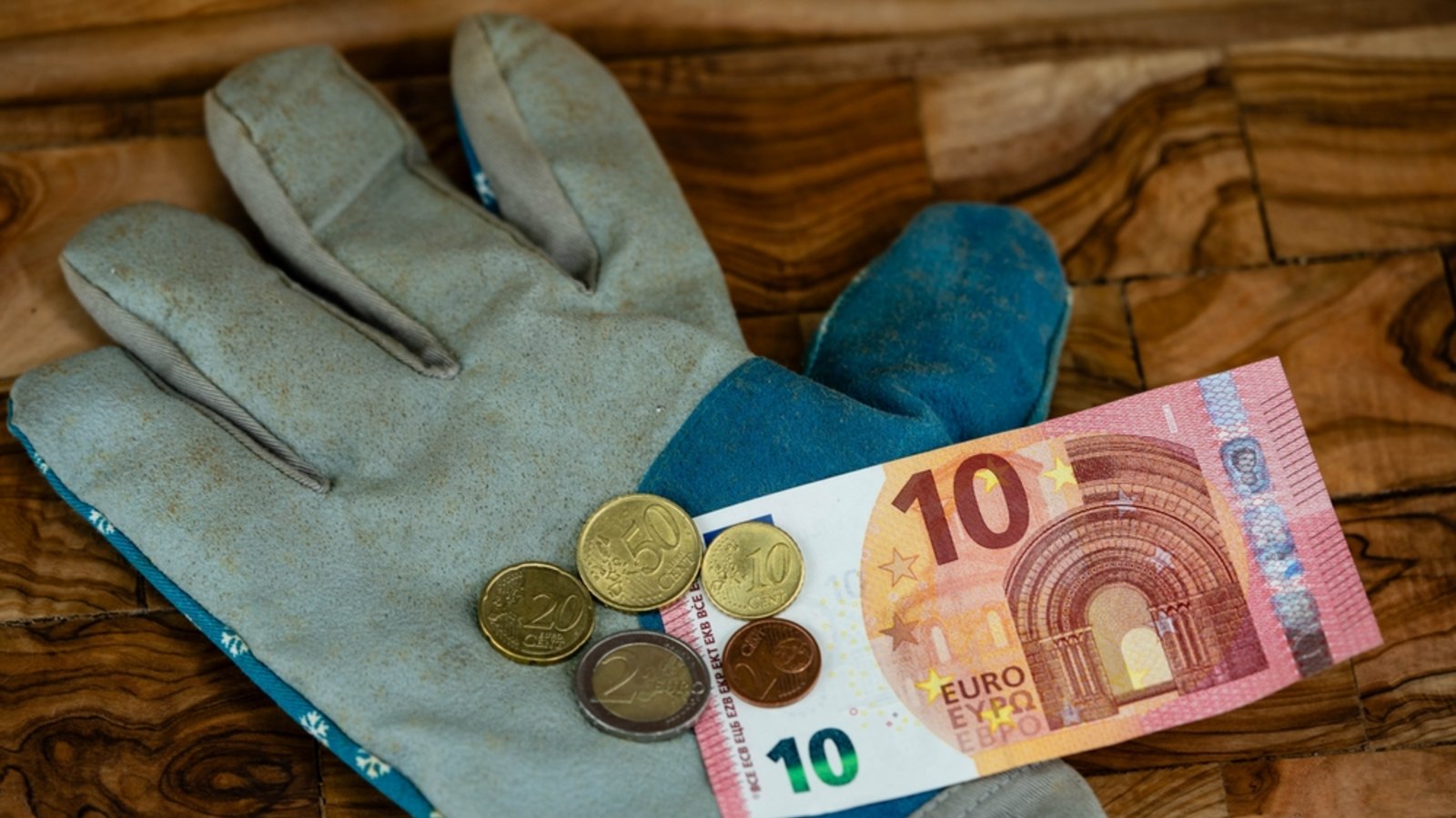 Noch liegt der Mindestlohn bei 12,82 Euro.Foto: Steidi / shutterstock.com Noch liegt der Mindestlohn bei 12,82 Euro.Foto: Steidi / shutterstock.com