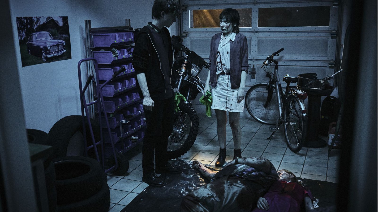 Nach der ungewollten Tat können Mike (Jeremias Meyer) und Nisha (Amina Merai, re.) kaum fassen, was passiert ist.Foto: SWR/Benoît Linder