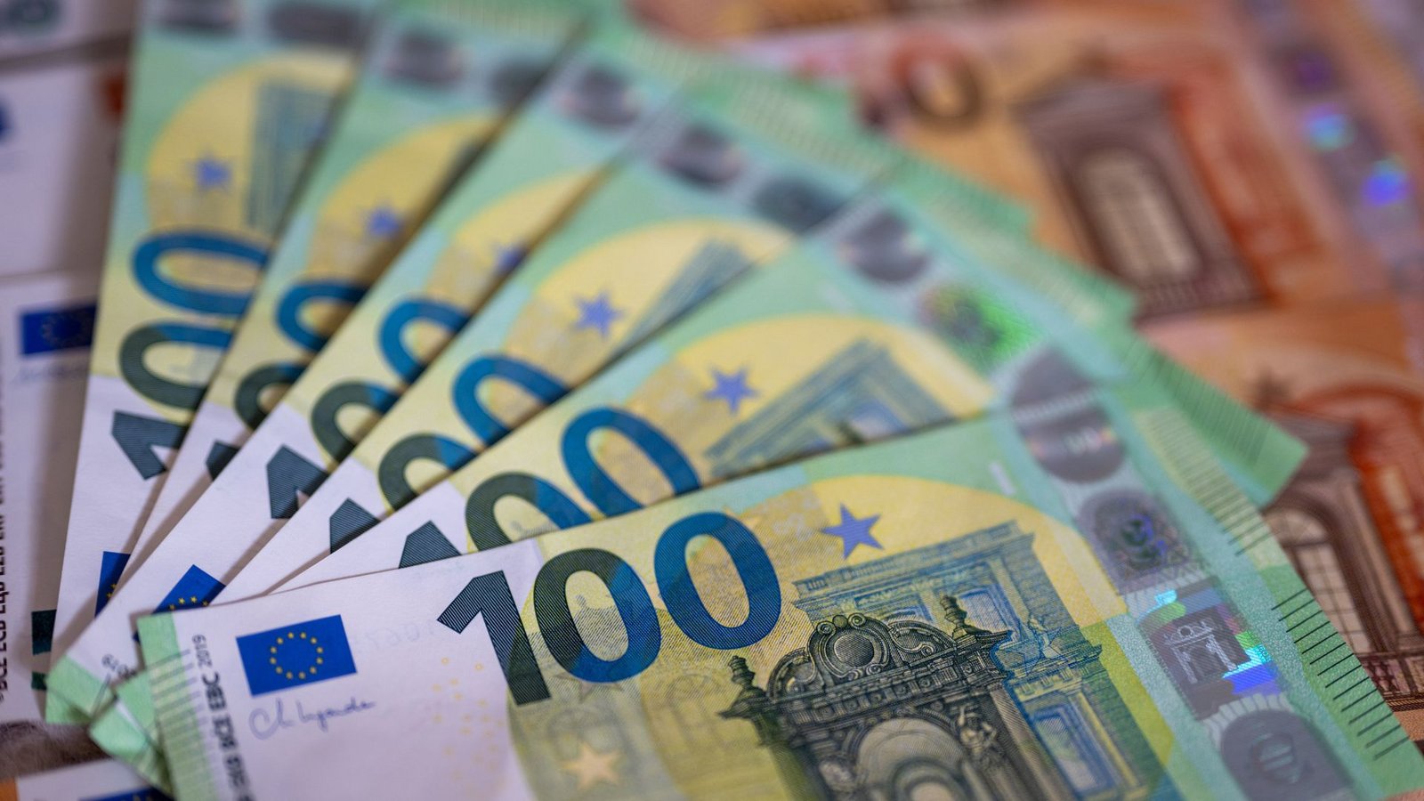 Österreichische Zollbeamte haben eine große Menge Geld beschlagnahmt.Foto: dpa/Monika Skolimowska