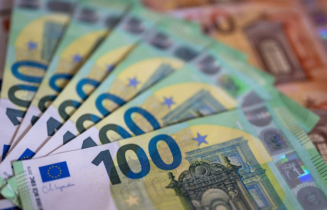 Österreichische Zollbeamte haben eine große Menge Geld beschlagnahmt.<span class='image-autor'>Foto: dpa/Monika Skolimowska</span>