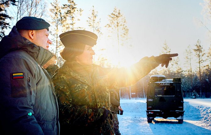 Zwei goldene Generalsterne zieren ihre Schultern: Nicole Schilling, hier  bei einem Truppenbesuch in Litauen im Januar.<span class='image-autor'>Foto: Bundeswehr</span>
