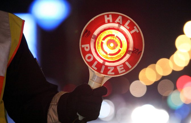 Bei ausländischen Verkehrssündern kassiert die Polizei mitunter auch vor Ort ab.<span class='image-autor'>Foto: dpa/Bodo Marks</span>