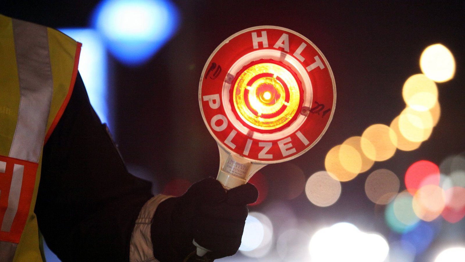 Bei ausländischen Verkehrssündern kassiert die Polizei mitunter auch vor Ort ab.Foto: dpa/Bodo Marks Bei ausländischen Verkehrssündern kassiert die Polizei mitunter auch vor Ort ab.Foto: dpa/Bodo Marks