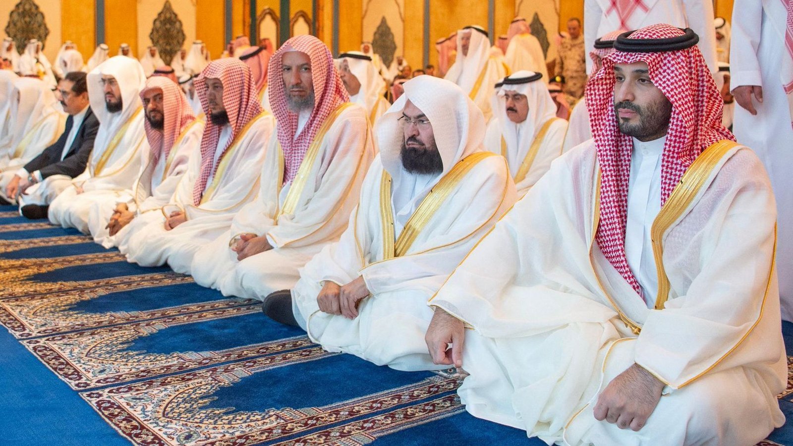 Der saudische Kronprinz Mohammed bin Salman (ganz rechts) in einer Moschee in MekkaFoto: AFP Der saudische Kronprinz Mohammed bin Salman (ganz rechts) in einer Moschee in MekkaFoto: AFP