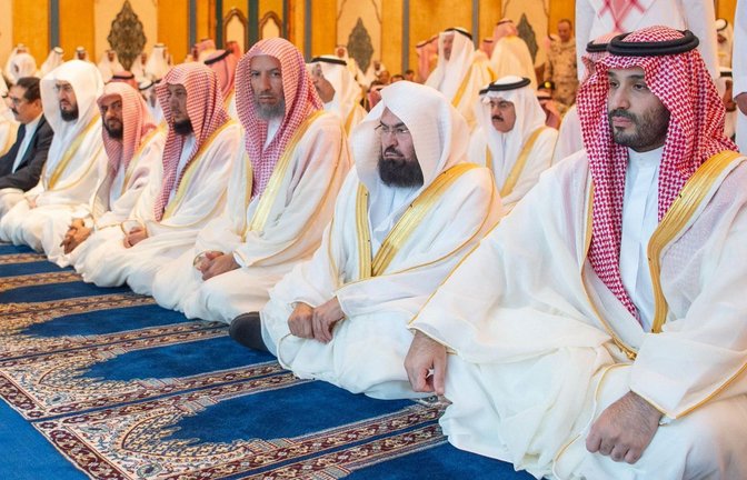 Der saudische Kronprinz Mohammed bin Salman (ganz rechts) in einer Moschee in Mekka<span class='image-autor'>Foto: AFP</span>