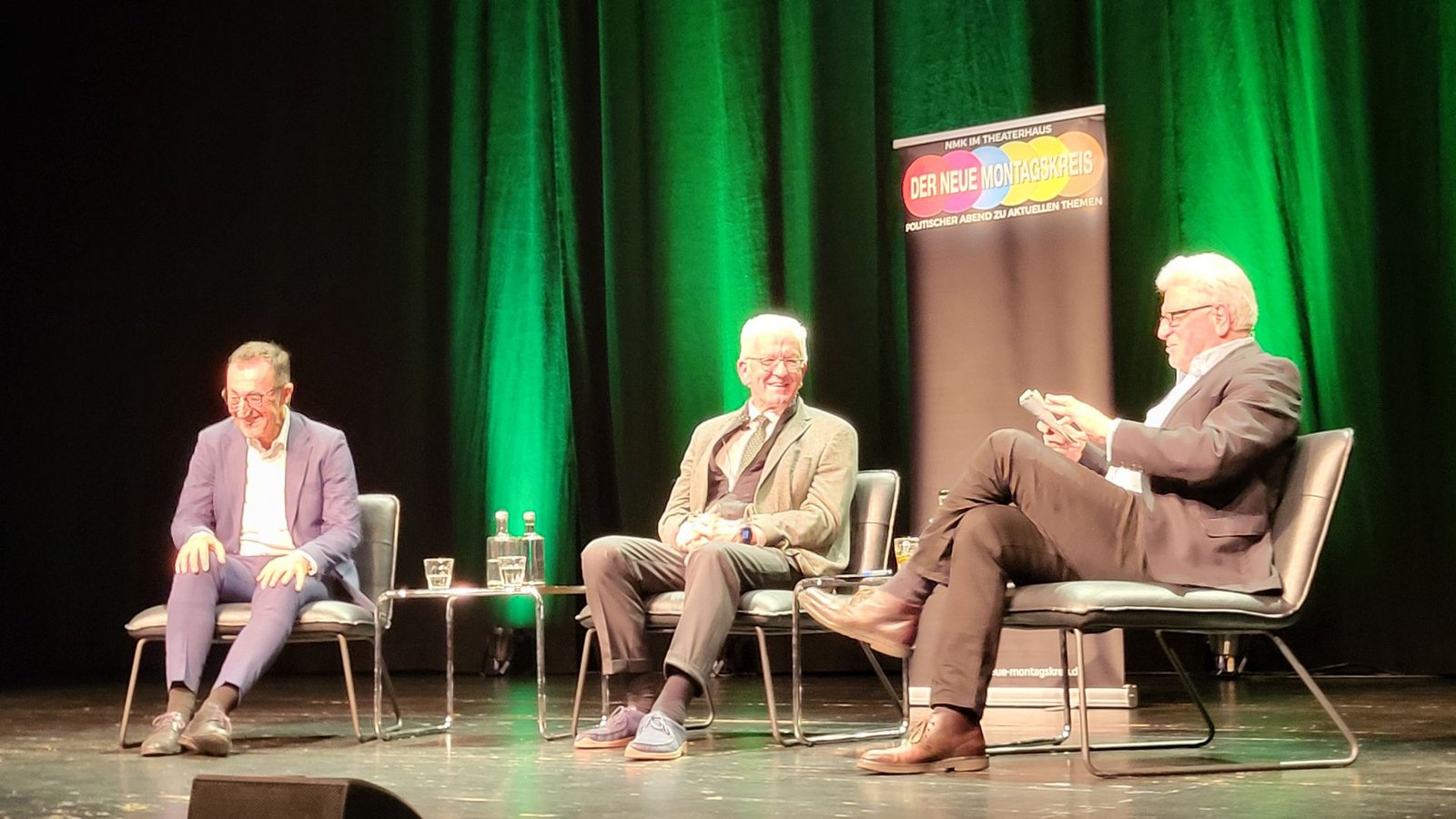 Grünen-Spitzenkandidat Cem Özdemir und Ministerpräsident Winfried Kretschmann (beide Grüne) mit dem früheren SWR-Chefredakteur Michael ZeißFoto: Annika Grah Grünen-Spitzenkandidat Cem Özdemir und Ministerpräsident Winfried Kretschmann (beide Grüne) mit dem früheren SWR-Chefredakteur Michael ZeißFoto: Annika Grah