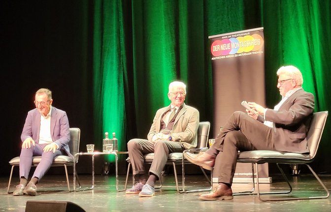Grünen-Spitzenkandidat Cem Özdemir und Ministerpräsident Winfried Kretschmann (beide Grüne) mit dem früheren SWR-Chefredakteur Michael Zeiß<span class='image-autor'>Foto: Annika Grah</span>