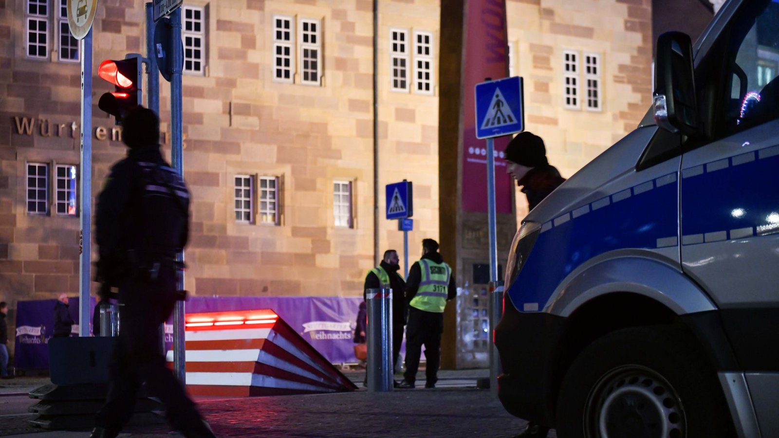 Anti-Terror-Barrikade am Stuttgarter Weihnachtsmarkt: Ohne ausländische Nachrichtendienste Deutschland im Blindflug.Foto: LICHTGUT/Max Kovalenko