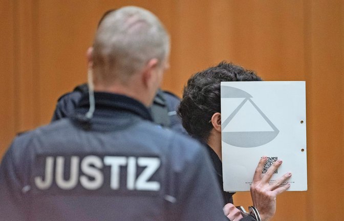 Justizwachtmeister bewachen den mutmaßlichen Terroristen Sulaiman A. im Stuttgarter Oberlandesgericht: führen Spuren nach Moskau?<span class='image-autor'>Foto: dpa/Marijan Murat</span>