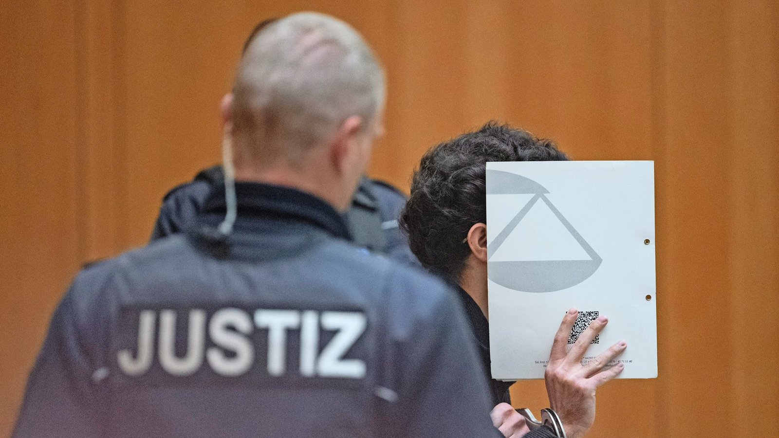 Justizwachtmeister bewachen den mutmaßlichen Terroristen Sulaiman A. im Stuttgarter Oberlandesgericht: führen Spuren nach Moskau?Foto: dpa/Marijan Murat Justizwachtmeister bewachen den mutmaßlichen Terroristen Sulaiman A. im Stuttgarter Oberlandesgericht: führen Spuren nach Moskau?Foto: dpa/Marijan Murat