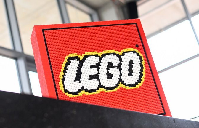 Recyceltes PET sei nur eines von Hunderten verschiedener nachhaltiger Materialien, die Lego getestet habe, hieß es aus Billund.<span class='image-autor'>Foto: Tobias Hase/dpa</span>
