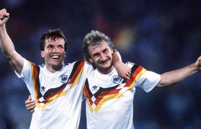 Lothar Matthäus (li.) und Rudi Völler bei der WM 1990 - im damals sehr auffälligen Trikot der deutschen Fußball-Nationalmannschaft.<span class='image-autor'>Foto: imago images/Colorsport</span>