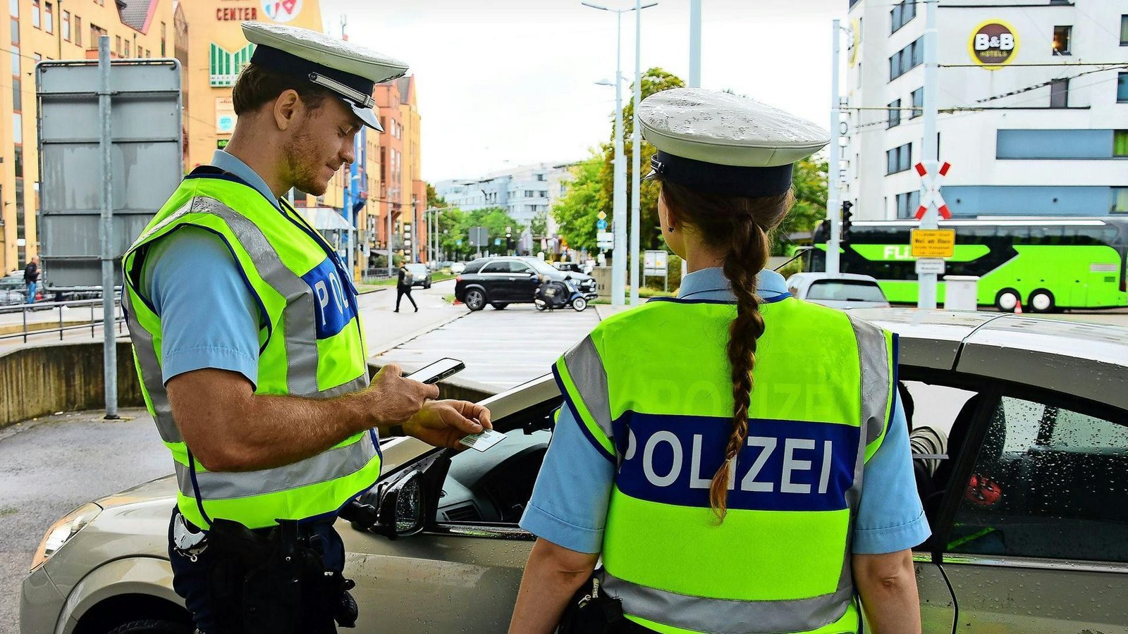 Bundespolizisten kontrollieren an der Grenze.Foto: Michael Werndorff Bundespolizisten kontrollieren an der Grenze.Foto: Michael Werndorff